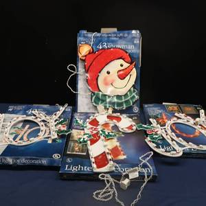lot 29 image: INDOOROUTDOOR LIGHTED DECORATIONS