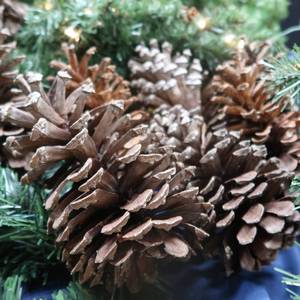 lot 30 image: COOL LOT OF DECORATIVE CHRISTMAS ITEMS