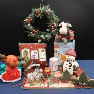 lot 31 image: CHRISTMAS DECOR