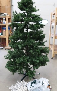 lot 32 image: 7.5 KENNEDY FIR CHRISTMAS TREE