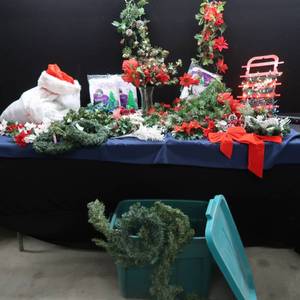lot 35 image: CHRISTMAS DECOR