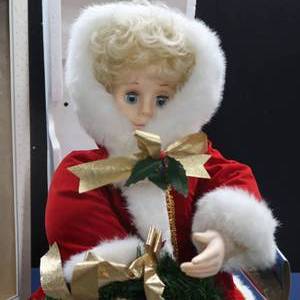 lot 42 image: 26 ANIMATED SNOW PRINCESS