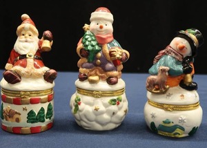 lot 50 image: SET OF 3 CUTE LITTLE HOLIDAY BOXES