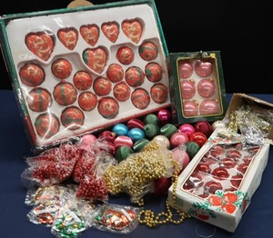 lot 66 image: LOT OF CHRISTMAS ORNAMENTS AND MORE