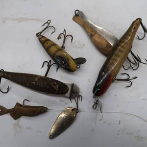 lot 78 image: VINTAGE FISHING LURES
