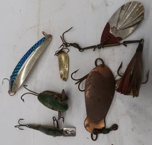 lot 81 image: VINTAGE FISHING LURES