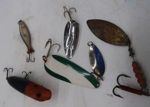 lot 82 image: VINTAGE FISHING LURES