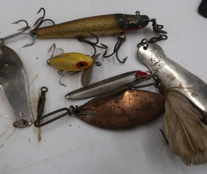 lot 83 image: VINTAGE FISHING LURES