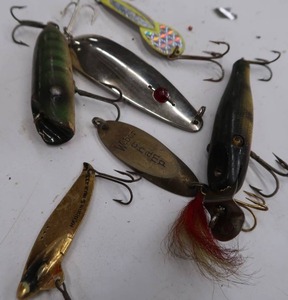 lot 84 image: VINTAGE FISHING LURES