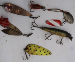 lot 86 image: VINTAGE FISHING LURES