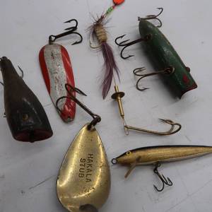 lot 87 image: VINTAGE FISHING LURES