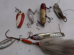 lot 88 image: VINTAGE FISHING LURES
