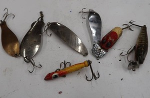 lot 90 image: VINTAGE FISHING LURES