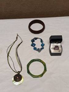 ASSORTED FASHION JEWELRY ACCESSORIES