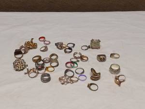LARGE LOT OF RINGS