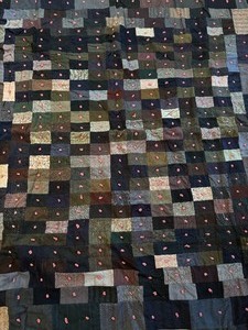 lot 50 image: Quaint Vintage Quilt