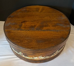 lot 83 image: Vintage Circular Wooden Box with Lid