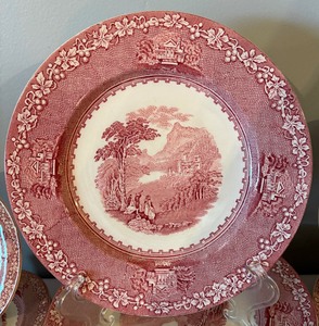 lot 53 image: Royal Staffordshire Jenny Lind China Grouping