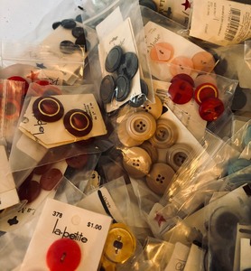 lot 61A image: Bunches and Bunches of Buttons