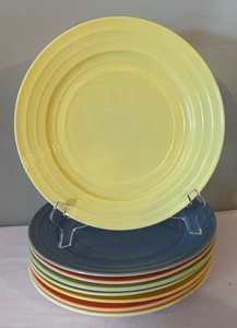 lot 73 image: Hazel Atlas Modern Tone Dishware