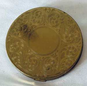 lot 33 image: Trio of Vintage Compacts