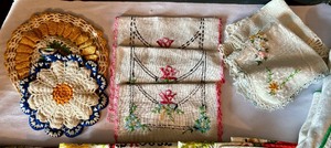 lot 43 image: Variety of Vintage Linens