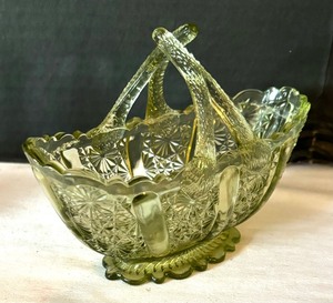 lot 205 image: Fenton Olive Daisy and Button Split Twig Handled Basket Dish