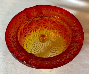 lot 229 image: Vintage L.E. Smith Ambrina Daisy Button Footed Salt Cellar