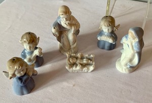 lot 121 image: Variety of Holiday Ornaments, Some Vintage