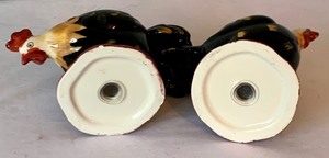 lot 133 image: Adorable Rooster Salt and Pepper Shakers