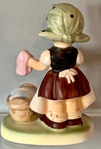 lot 139 image: Adorable Napcoware 1950s Porcelain Figurine Little Girl Doing Laundry