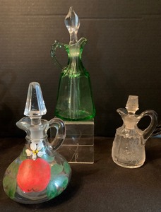 lot 261 image: Variety of Seven Vintage Cruets