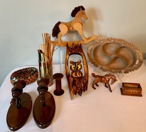 lot 267 image: Lot of Vintage Wood Themed Decorative Items