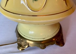 lot 274 image: Beautiful Yellow Vintage Lamp with Dainty Floral Design