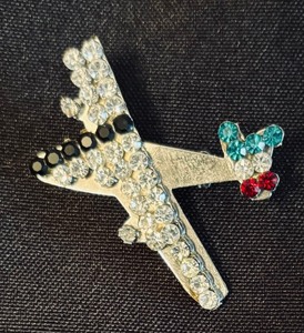 lot 243 image: Five Vintage Brooches