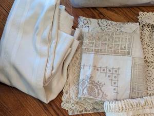 lot 160 image: Assorted Vintage Lace Linens