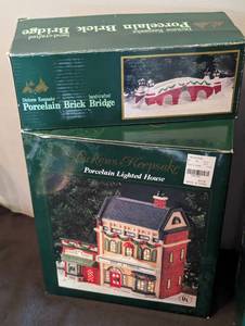lot 165 image: Dickens Keepsake Christmas Houses