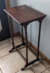 lot 212 image: Petite Mahogany Side Table