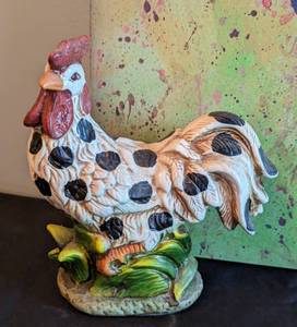 lot 331 image: Adorable Rooster Decor