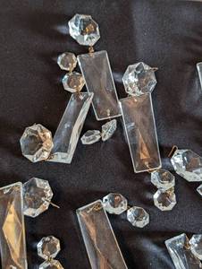 lot 340 image: Vintage Cut Glass Chandelier Prisms