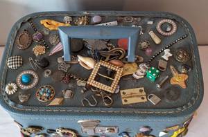 lot 349A image: Vintage Cosmetic Case Adorned with Buttons and Trinkets