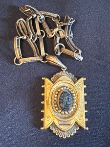 lot 17 image: Vintage Cameo Locket