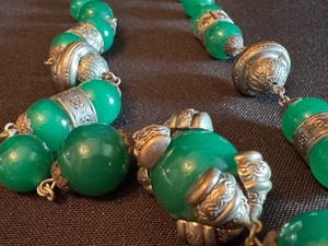 lot 16 image: Vintage Dark Green Jade Beaded and Silver Tone Necklace