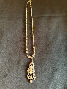 lot 28 image: Vintage Silver Tone Necklace