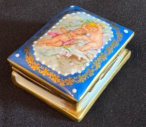 lot 13 image: Vintage Limoges Trinket Box
