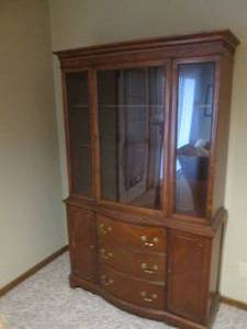 Solid Wood 2pc Hutch. 2 shelves beh...