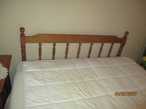 Vintage Queen size Wood Spindle Hea...