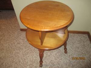 Vintage round wood 2-tier end table...