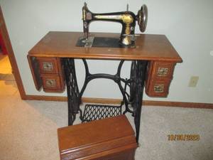 Vintage Singer sewing machine with ...