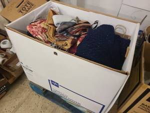Box of misc holiday decor items